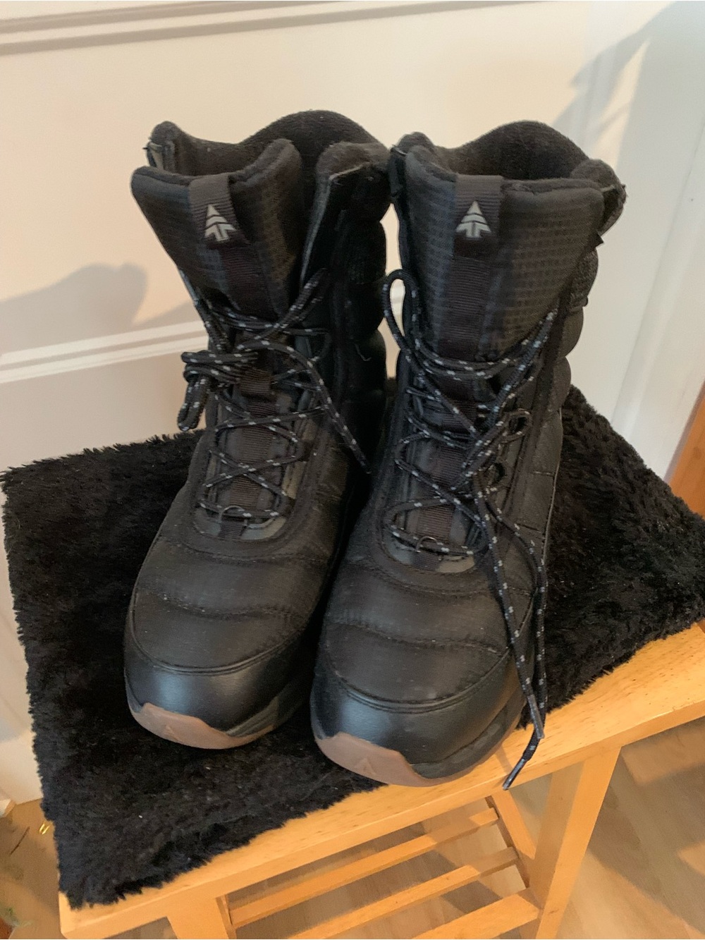Woods , Women's Black very earm Snow Boots ,new without tag size 8.5